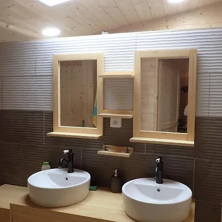 Lama-gite-des-puys Ecologique A 30km Des Pistes, Visite Aux Lamas Charge Ve * Montaigut-le-Blanc (Puy-de-Dome)