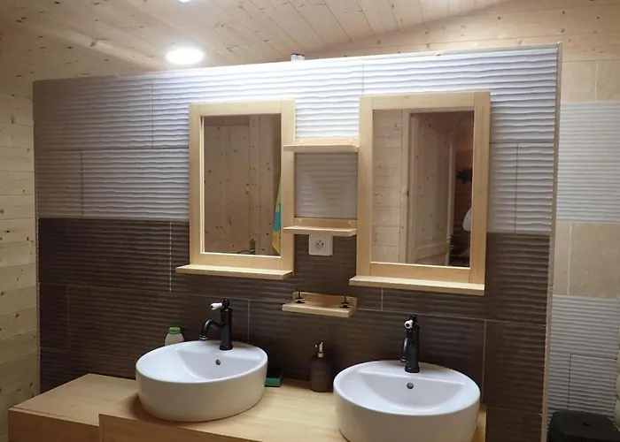 Lama-gîte-des-puys écologique à 30km Des Pistes, Visite Aux Lamas Charge Ve * Montaigut-le-Blanc (Puy-de-Dome)